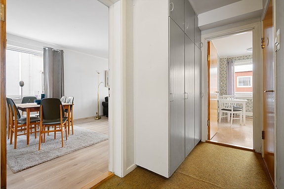 Velkommen inn! Romslig entré med plassbygde garderobeskap som gir godt med plass til oppbevaring av yttertøy