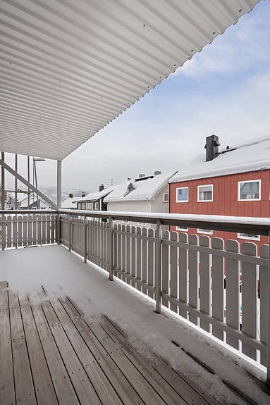 Veranda med god plass til utemøbler og oppbevaring