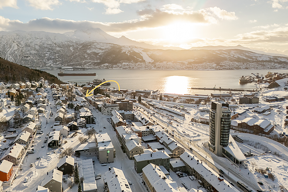 Det er mulighet for parkering på gateplan via kommunal beboerparkering