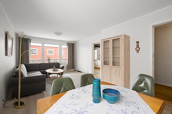 Lys og romslig stue med plass for diverse møblement