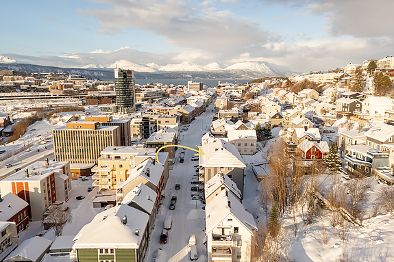 Leiligheten har stort potensial og ligger sentralt med kort avstand til sentrum og andre dagligdagse fasiliteter - perfekt for både byliv og friluftsliv