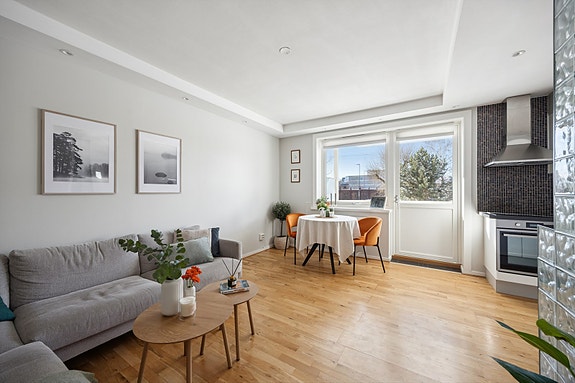 Didrik Temte v/DNB Eiendom har gleden av å presentere Tvetenveien 15! Her får du en pen og arealeffektiv 2-roms leilighet beliggende i en høy 1. etasje, omgitt av et koselig nærmiljø med rikelig grøntarealer.