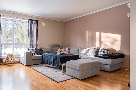 PrivatMegleren v/ Marius Kristoffersen har gleden av å presentere Sørsidevegen 1014. En romslig 3-romsleilighet med skjermet beliggenhet uten innsyn.