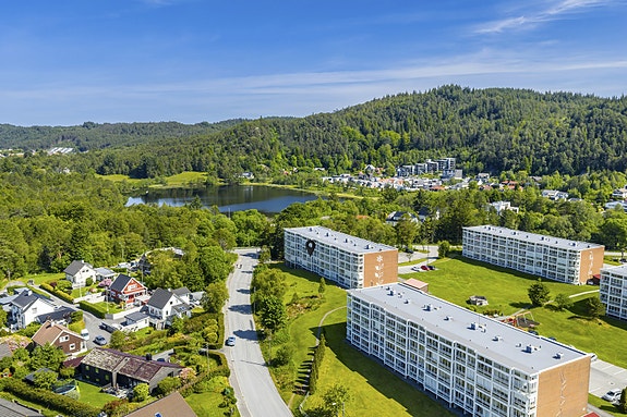 Velkommen til populære Ramsdalen og denne flotte 3-roms leiligheten i Haakonsvegen 65B, beliggende i naturskjønne omgivelser med Djupadalen som "nærmeste nabo".