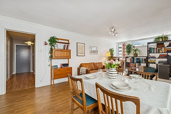 Plass til både spisestue og sofagruppe - fleksibel innredning.