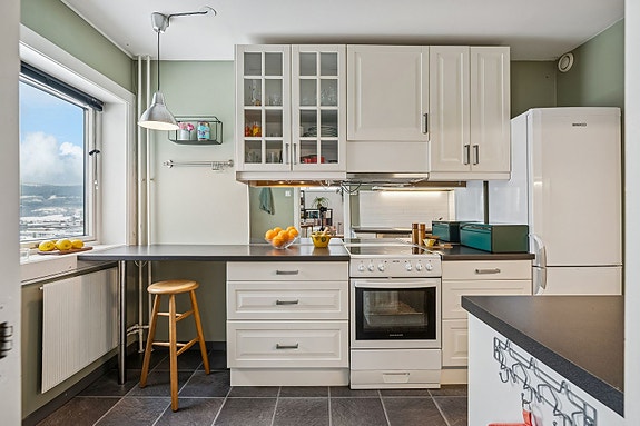 Praktisk løsning med plass til alle kjøkkenmaskiner og frittstående hvitevarer.