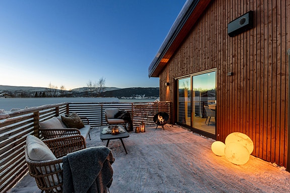 Gjennomført og moderne bolig med utmerket beliggenhet, sen kveldssol og panoramautsikt over Ranfjorden og fjellene. Foto: Marte Vibe