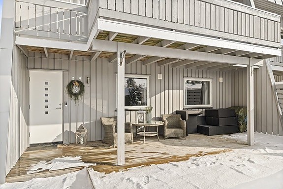 Pent inngangsparti med platting på fremsiden av boligen!