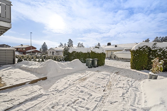 Boligen byr på privat oppstillingsplass kjøretøy, samt en stor inngjerdet hage for lek og morro til de minste!