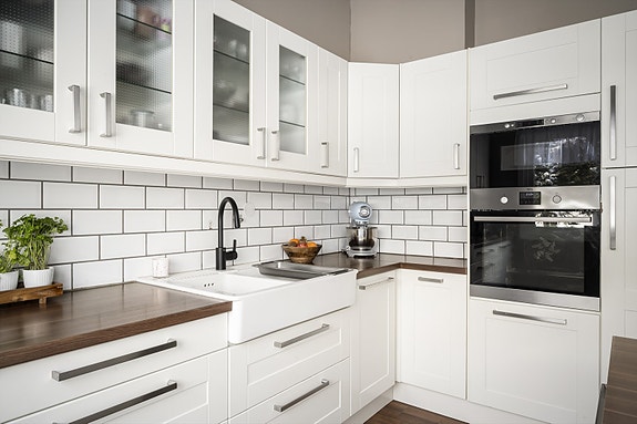 Et relativt moderne og pent kjøkken fra 2011, profilerte fronter, laminat benkeplate og integrerte hvitevarer.