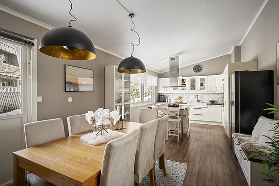 I samme etasje som kjøkkenet er det god plass til spisestue!
