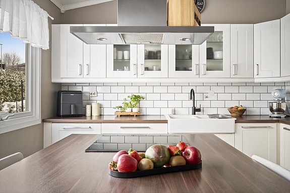 Pen kjøkkeninnredning med kjøkkenøy fra Ikea m/ profilerte fronter (2011)