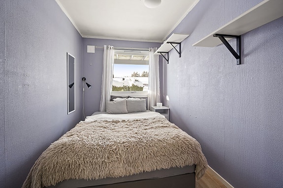 Soverom 3 - Et noe mindre soverom men med god plass til dobbeltseng og nattbord. Eventuelt et flott kontor!