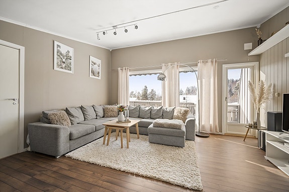 Stuen har direkte utgang til boligens balkong i tredje etasje.