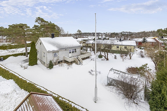 Velkommen til Sømsveien 120! En enebolig med en stor, sentral tomt som byr på mange muligheter.