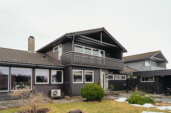 Aktiv Eiendomsmegling v/ Sigbjørn Helland har gleden av å presentere Hjortåsen 86! Foto: Petter Tran.