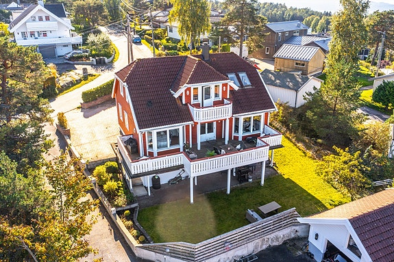 Kasper Hillås har gleden av å presentere Vardeveien 25C! Foto: Martine Eren.