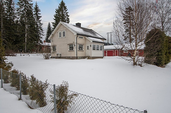 Velkommen til Ilagsvegen 436 - en innholdsrik og koselig enebolig med uthus og dobbelt garasje!