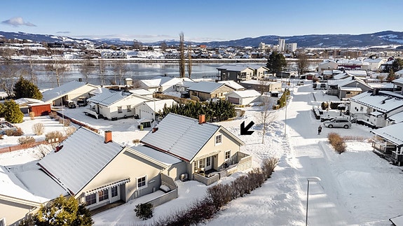 Velkommen til Bruksvegen 2 - en innbydende, kjedet enebolig med fenomenal beliggenhet på enden av rekka.