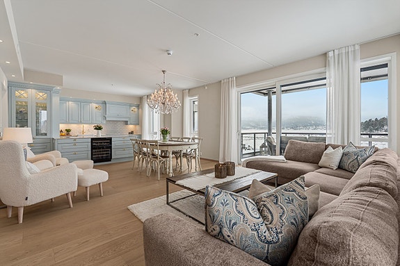 Velkommen til Laboratorieveien 2C! En oppgradert 4-roms med nydelig utsikt og gode solforhold.