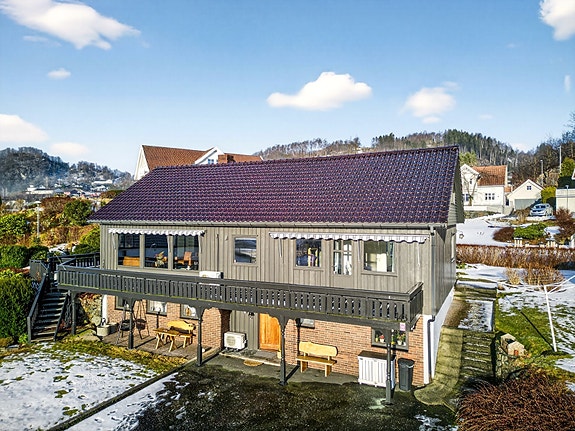 Røyslandsvegen 143 presenteres av Kristin Gåsland v/Proaktiv Eiendomsmegling