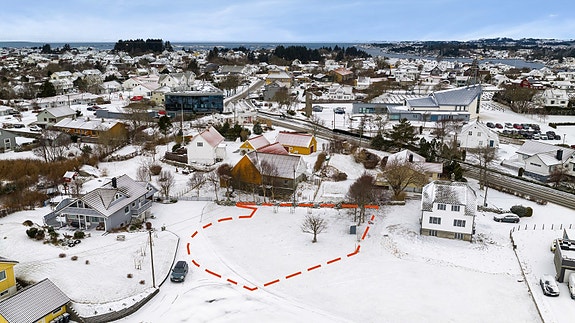 Boligtomt på 815 kvm i Austre Veaveg (tomtegrense omtrentlig inntegnet, se eiendomskart i salgsoppgave for eksakte grenser)