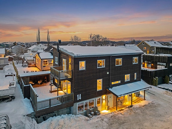 DNB Eiendom v/Jørgen B. Michaelsen tlf. 47613726 ønsker deg velkommen til Heimdal og Jarveien 14. En stilfull- og moderne enebolig med egen, godkjent utleiedel i sokkeletasjen.