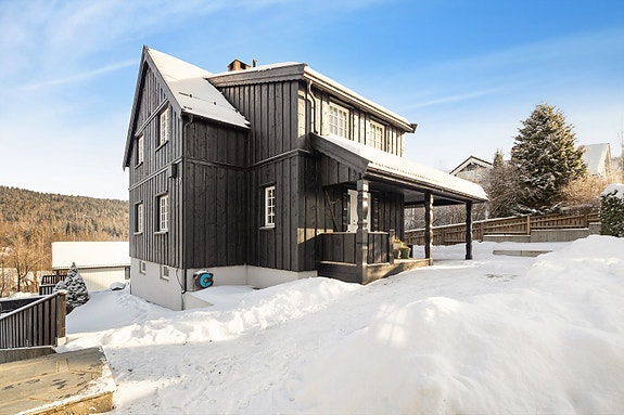 DNB Eiendom v/Anders Karlaug har gleden av å presentere Krydsbylia 7 - Et overbygget inngangsparti ønsker velkommen til denne innholdsrike familieboligen.