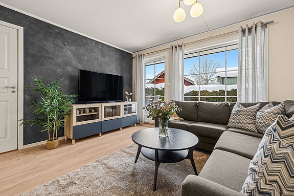 Eiendomsmegler Christine Sjødal presenterer Gamle Riksvei 417. Lekker 2-roms leilighet beliggende i byggets 1.etasje. Enkel adkomst og parkering rett på utsiden.