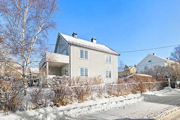Velkommen til Sandstuveien 10 i Holtet Hageby- Stor og solrik klassisk villa | Hybel | 2 terrasser | Hage | Garasje