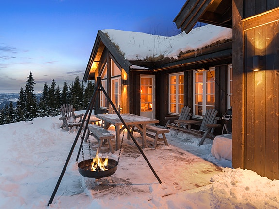 Nyere (2017) hytte med flott beliggenhet innerst i blindvei i rolige og naturskjønne omgivelser på Lisetra med nærhet til Hafjell alpinsenter.