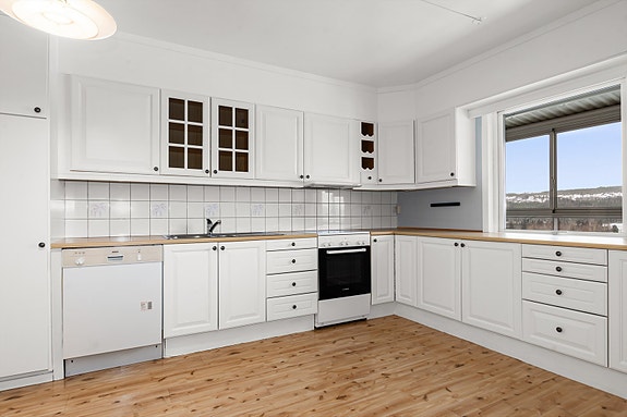 Velkommen til Odins veg 5 - en finfin 4-roms leilighet med fin kjøkkenløsning, romslige rom og bra bad!