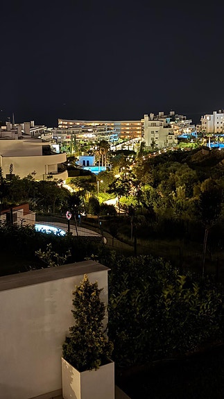 Lekker leilighet med 3 soverom | Sørvestvendt terrasse | Sjøutsikt | 2 garasjeplasser og stor bod