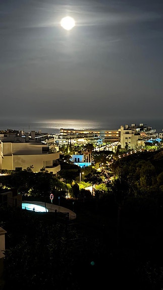 Lekker leilighet med 3 soverom | Sørvestvendt terrasse | Sjøutsikt | 2 garasjeplasser og stor bod