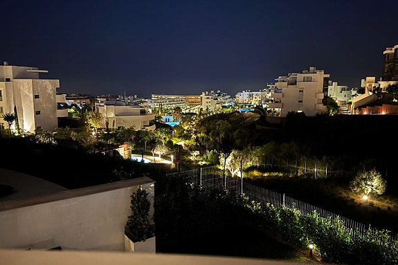 Lekker leilighet med 3 soverom | Sørvestvendt terrasse | Sjøutsikt | 2 garasjeplasser og stor bod