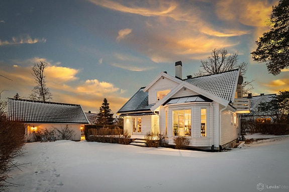 Velkommen til Kastellbakken 12 - Stor og solrik villa med flott beliggenhet i andre husrekke fra Solveien | Hybel | Flott hage | Dobbelgarasje | Barnevennlig