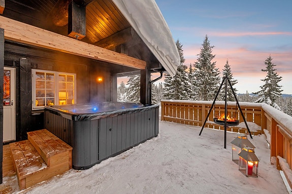 Velkommen til Nattrudstilvegen 342 - En flott familiehytte med meget god beliggenhet, solrike uteplasser, ski in/ut m.m.