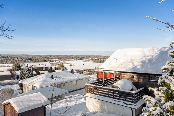Velkommen til Fjellveien 14 - en innholdsrik enebolig med attraktiv utsiktstomt i populære Fjellveien!