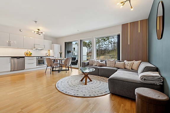 Her har du muligheten til å sikre deg en attraktiv bolig i det etablerte og familievennlige Bogafjell-området. Området er kjent for sine rolige og trygge omgivelser, med kort og sikker gangavstand til skole, barnehager, lekeplasser og flotte turområder.