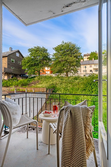 Felles balkong i borettslaget som beboerne kan nyte solrike dager på