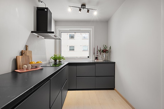 Godt med plass for oppbevaring i flere skuffer og skap