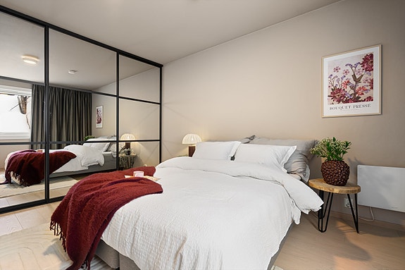 Stort garderobeskap med rikelig oppbevaring