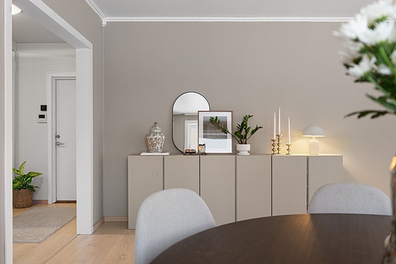 Moderne material- og fargevalg på overflater, gjør det enkelt å møblere med egne møbler og tekstiler