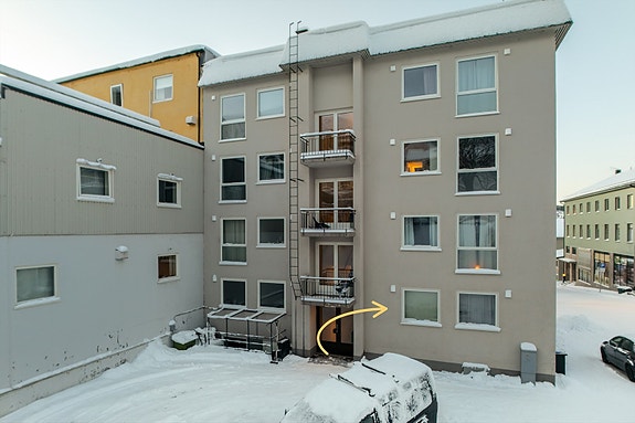 Vil du bo lettvint med enkel adkomst og nærhet til sentrumsfasiliteter? Da må du ta en titt på denne leiligheten!