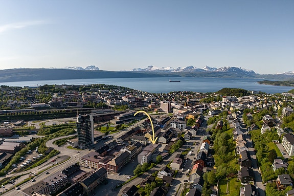 I Dronningens gate 32 finner du denne andelsleiligheten, midt i Narvik sentrum. Her har du gangavstand til byens fasiliteter