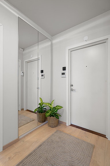 Innbydende entré med skap og luftig planløsning