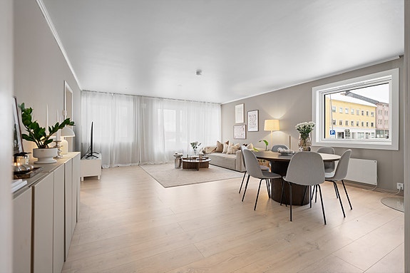 Leiligheten er betydelig oppgradert de senere år og bærer preg av gjennomgående god standard