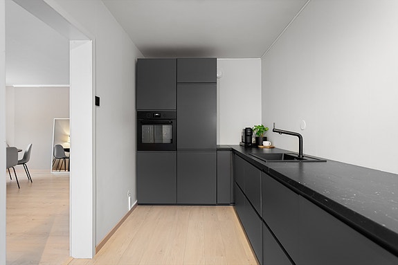 Kjøkkenet er velutstyrt med både kjøl/fryseskap, oppvaskmaskin, platetopp, stekeovn, vannstoppsystem og komfyrvakt