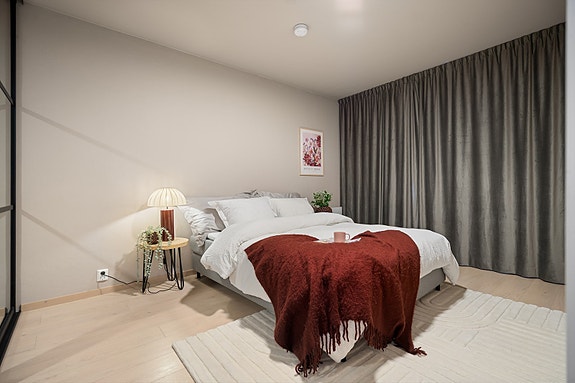 Soverom 1 har godt med plass for soveromsmøbler samt en stor skyvedørsgarderobe med speilfronter