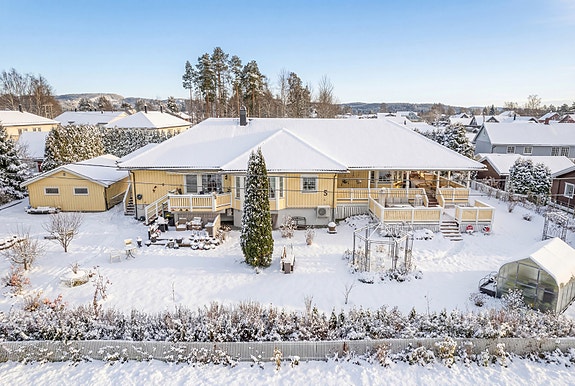 Emera Eiendomsmegling v/ Line Stuve presenterer Humlevegen 43/45! Foto: Thor Øyvind Borgersen. Bildet er KI-redigert.